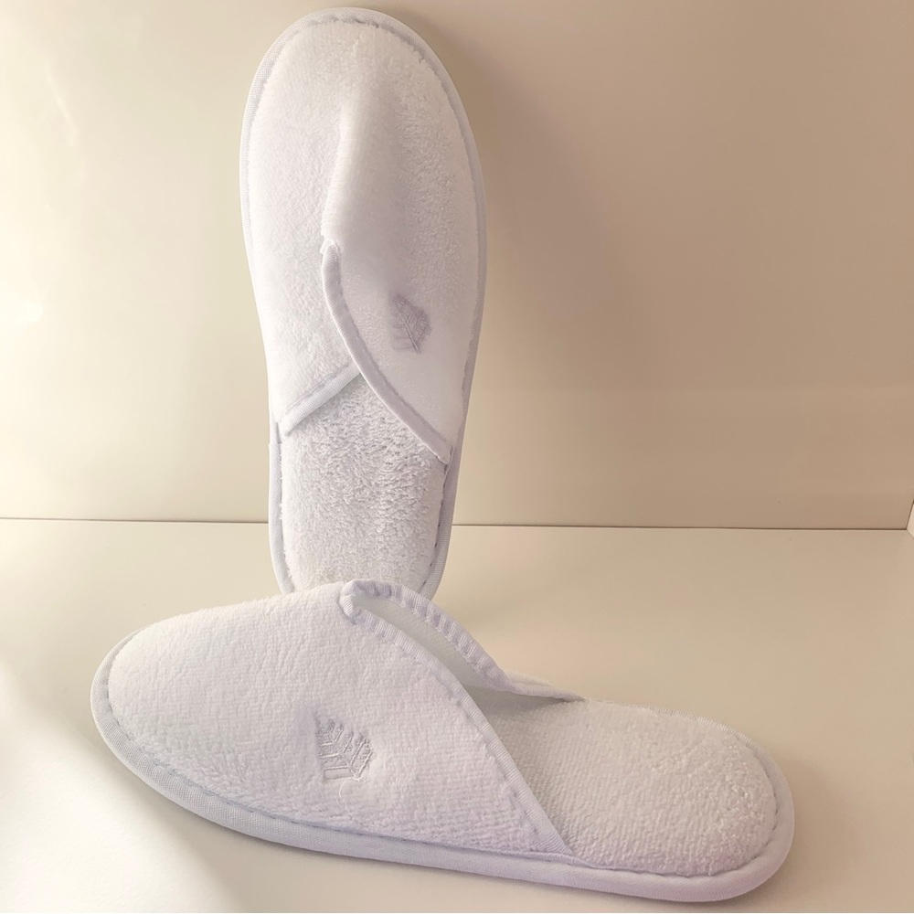 NWOT woman’s foot Four seasons resorts terry hotel slippers